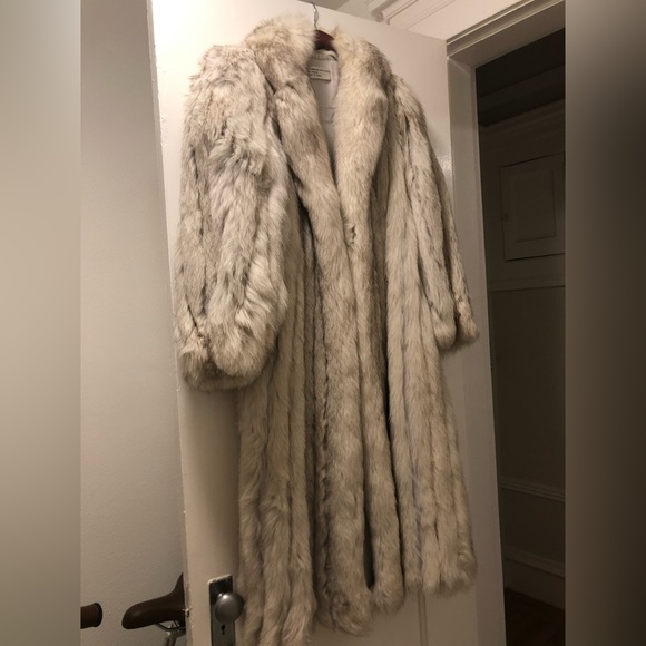 Artic fox fur coat. Full length - Picture 3 of 4